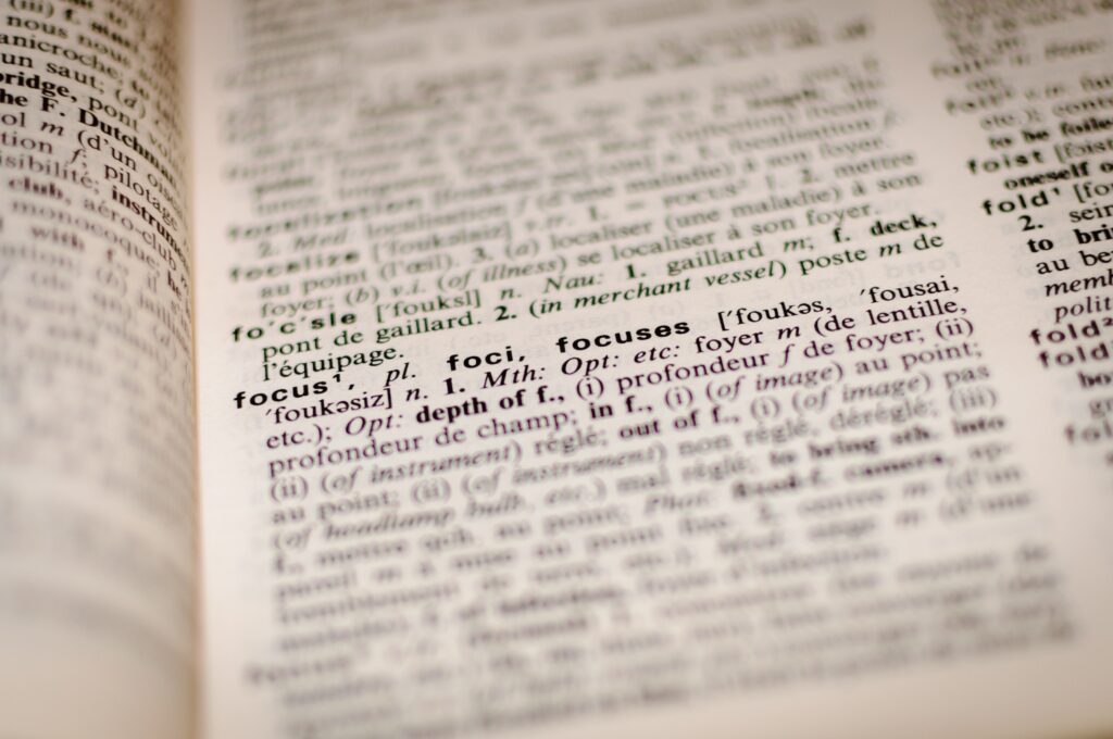 French-English dictionary open on translation of "focus"